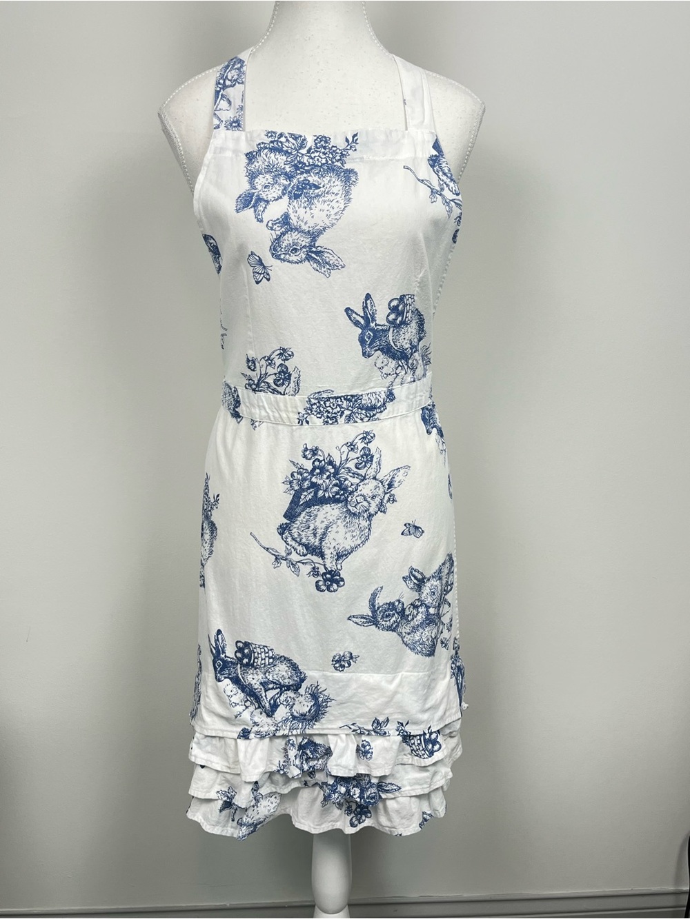 April Cornell 100% cotton white & blue French toile bunny easter apron.